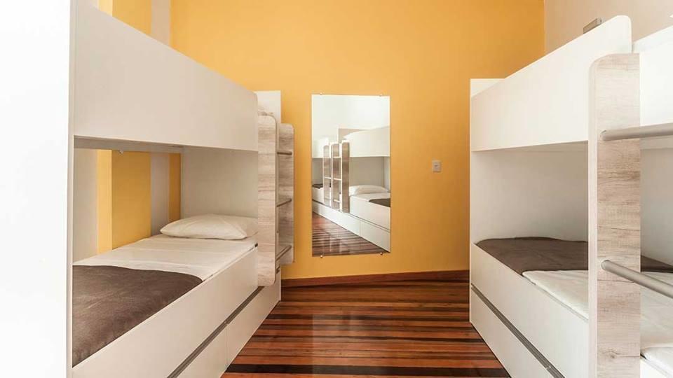 Cama em Dormitório Misto com 8 Camas